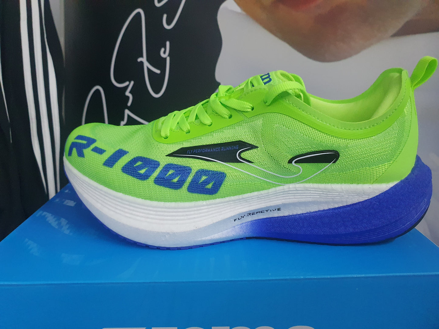 "Scarpe running competizione Joma R1000 Man 2511 con piastra in fibra di carbonio"